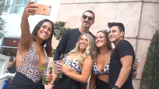 El doble de Ibrahimovic se hace un selfie con varios fans en Miami El doble de Ibrahimovic se hace un selfie con varios fans en Miami