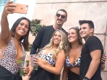 El doble de Ibrahimovic se hace un selfie con varios fans en Miami El doble de Ibrahimovic se hace un selfie con varios fans en Miami
