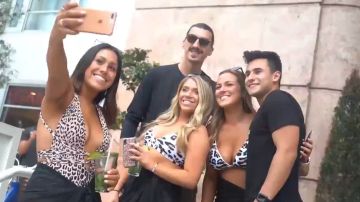 El doble de Ibrahimovic se hace un selfie con varios fans en Miami