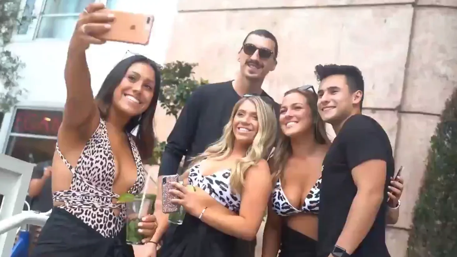 El doble de Ibrahimovic se hace un selfie con varios fans en Miami