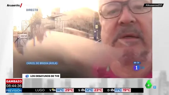 Un cámara de TVE limpiando la lente Un cámara de TVE limpiando la lente