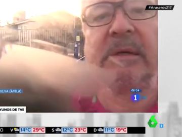 Un cámara de TVE limpiando la lente Un cámara de TVE limpiando la lente