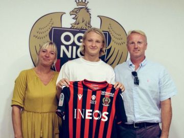 Dolberg, con la camiseta del Niza Dolberg, con la camiseta del Niza