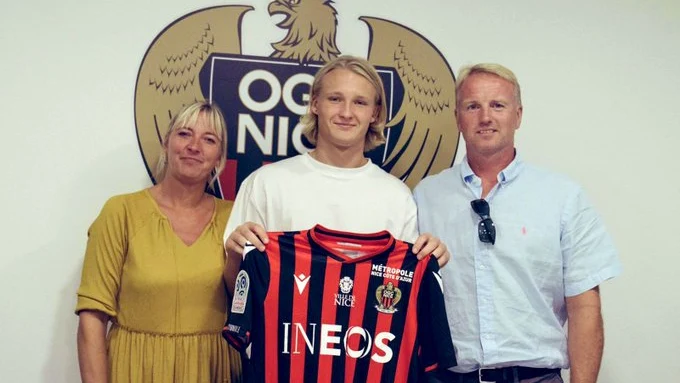 Dolberg, con la camiseta del Niza