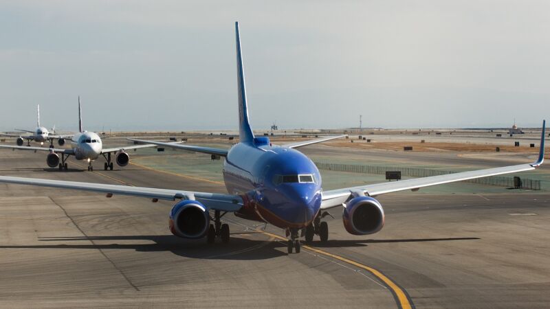 Cómo reducir emisiones: dejar de viajar en avión es más eficiente que reciclar 