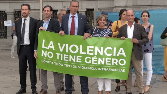 La pancarta que llevó Vox al minuto de silencio La pancarta que llevó Vox al minuto de silencio