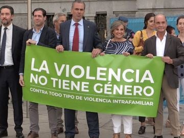 La pancarta que llevó Vox al minuto de silencio La pancarta que llevó Vox al minuto de silencio