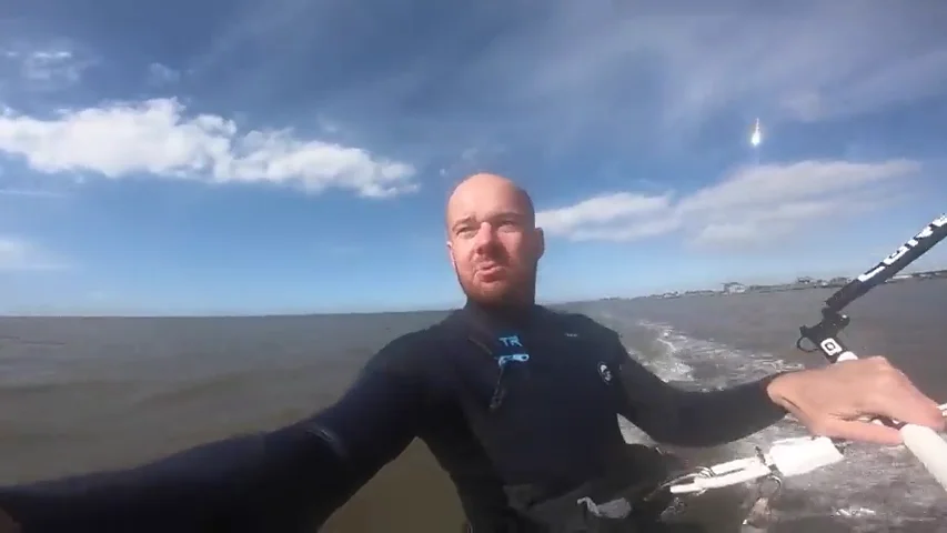 Un kitesurfista graba un gigantesco asteroide sin darse cuenta