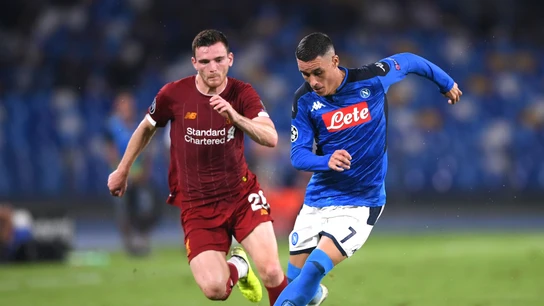 Andrew Robertson, intentando detener a Callejón Andrew Robertson, intentando detener a Callejón