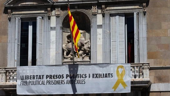 Imagen de la pancarta y el lazo amarillo de la Generalitat Imagen de la pancarta y el lazo amarillo de la Generalitat