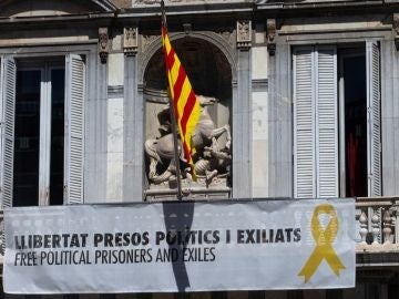 Imagen de la pancarta y el lazo amarillo de la Generalitat Imagen de la pancarta y el lazo amarillo de la Generalitat