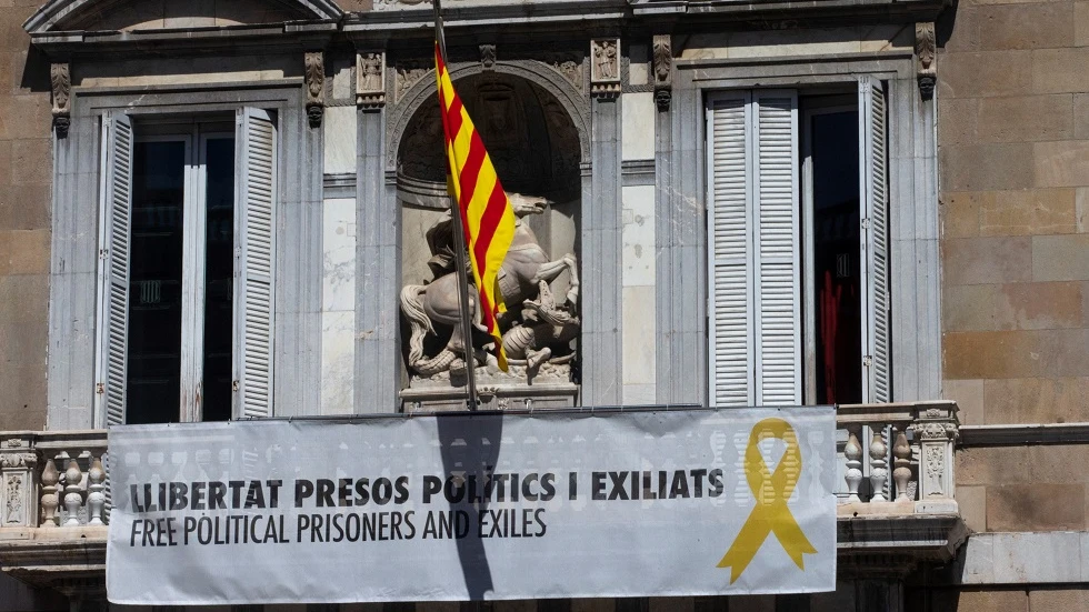 Imagen de la pancarta y el lazo amarillo de la Generalitat