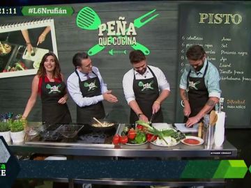 Rufián inaugura 'Peña que cocina' con mucho humor: "Entre la butifarra y el jamón, siempre jamón" Rufián inaugura 'Peña que cocina' con mucho humor: "Entre la butifarra y el jamón, siempre jamón"