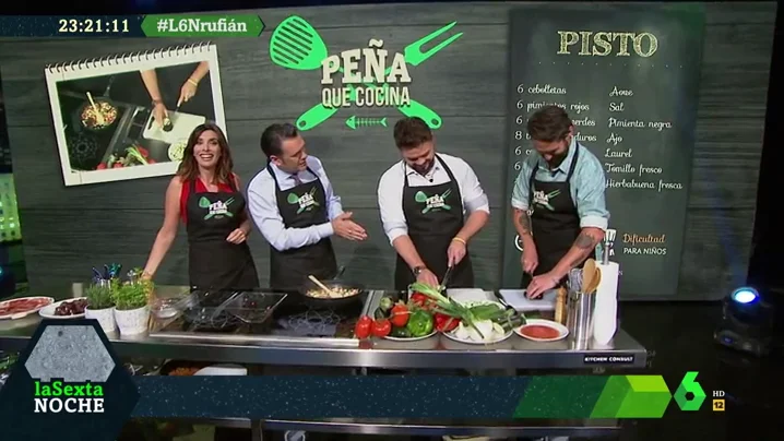 Rufián inaugura 'Peña que cocina' con mucho humor: "Entre la butifarra y el jamón, siempre jamón"