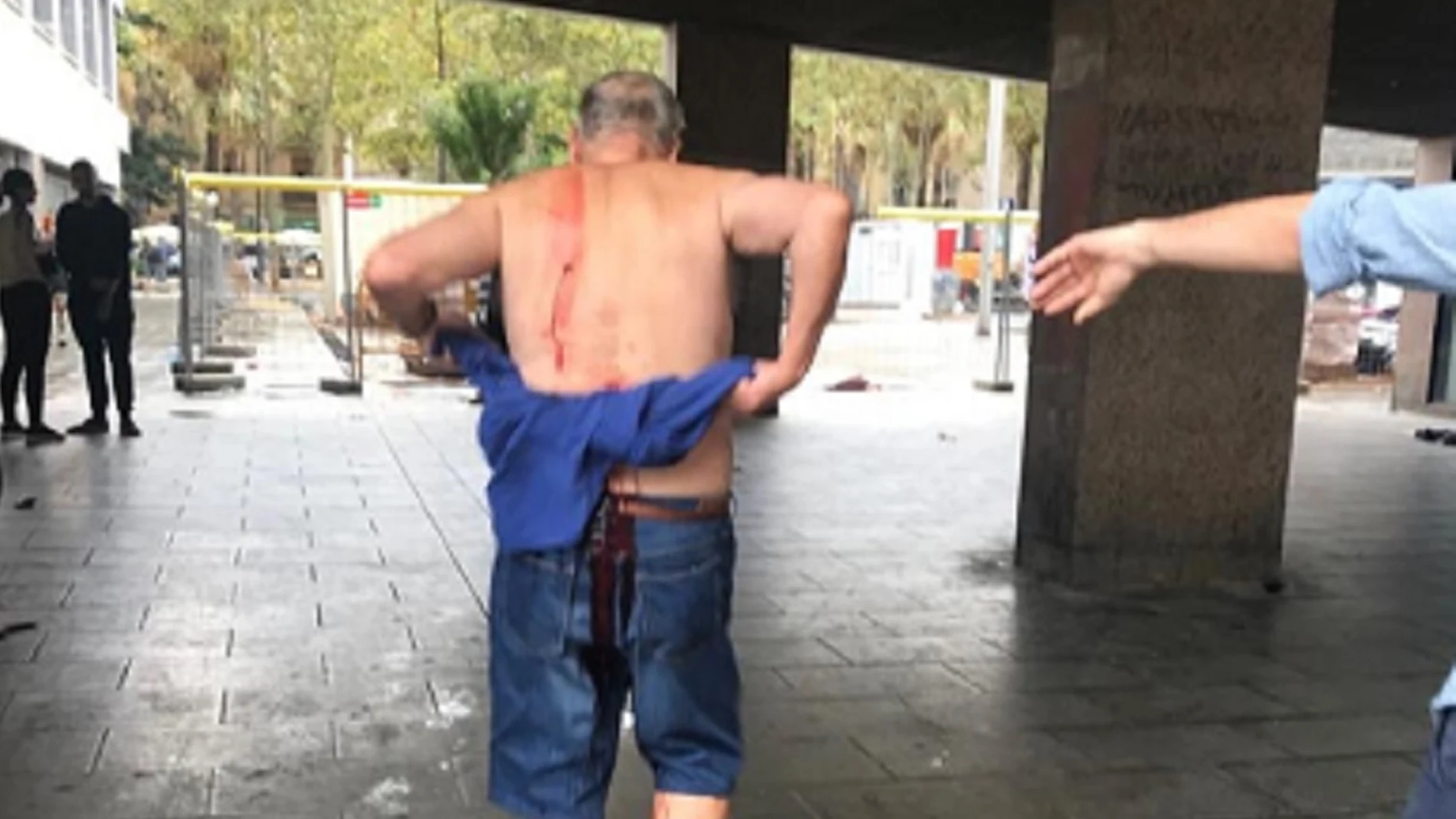 Imagen del hombre apuñalado en Barcelona