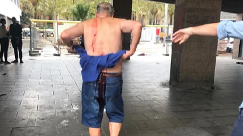 Imagen del hombre apuñalado en Barcelona