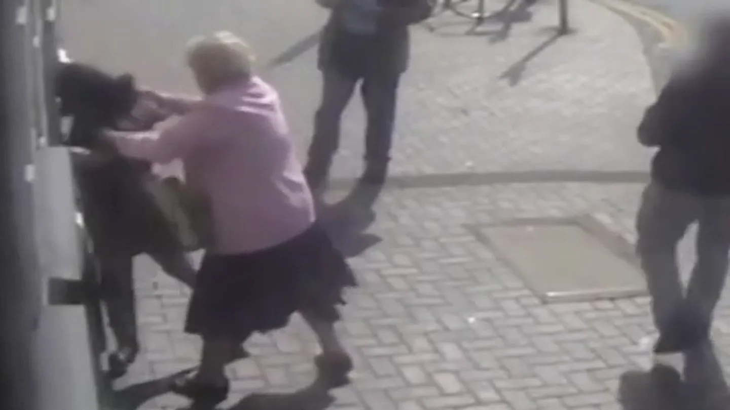 Una anciana se enfrenta a su atracadora Una anciana se enfrenta a su atracadora