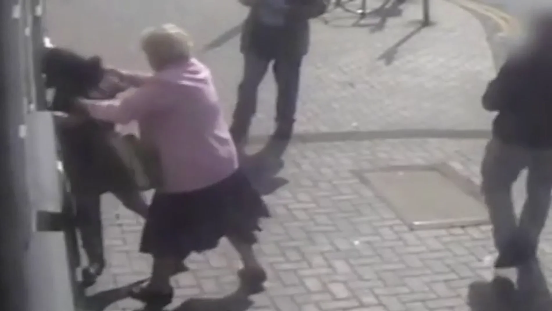 Una anciana se enfrenta a su atracadora