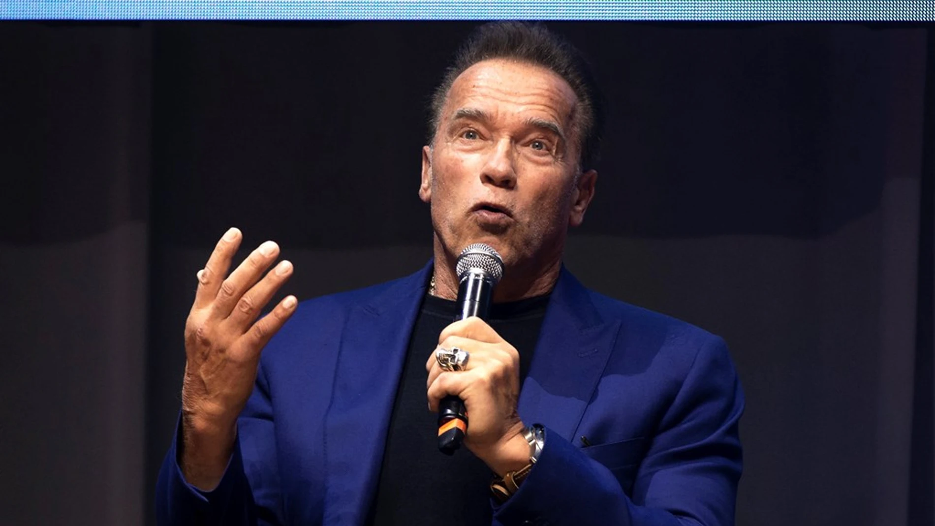 Arnold Schwarzenegger ante los medios