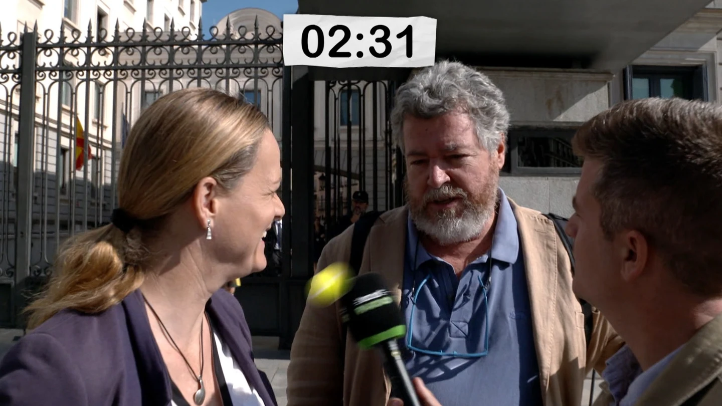 Cara a Cara entre Juan López de Uralde y Zaida Cantera a las puertas del Congreso. Cara a Cara entre Juan López de Uralde y Zaida Cantera a las puertas del Congreso.