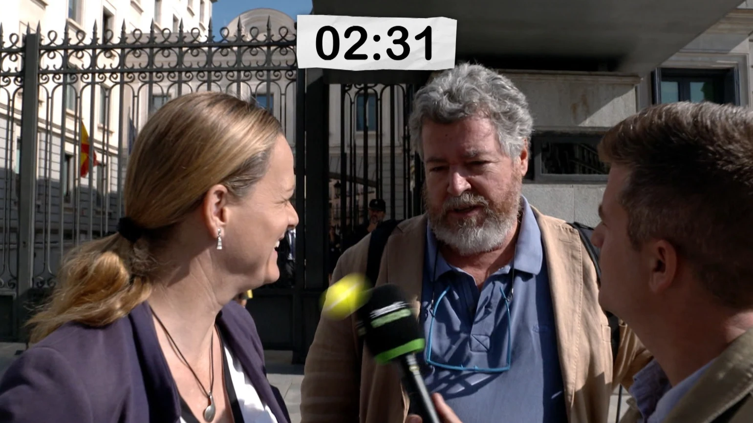 Cara a Cara entre Juan López de Uralde y Zaida Cantera a las puertas del Congreso.