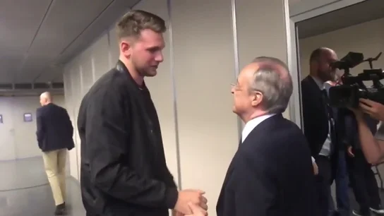 El emotivo abrazo de Florentino Pérez y Luka Doncic en su reencuentro El emotivo abrazo de Florentino Pérez y Luka Doncic en su reencuentro