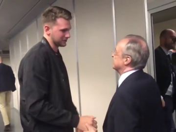 El emotivo abrazo de Florentino Pérez y Luka Doncic en su reencuentro El emotivo abrazo de Florentino Pérez y Luka Doncic en su reencuentro