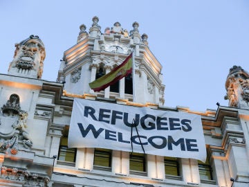 Pancarta de bienvenida a los refugiados instalada en el Ayuntamiento de Madrid. Pancarta de bienvenida a los refugiados instalada en el Ayuntamiento de Madrid.
