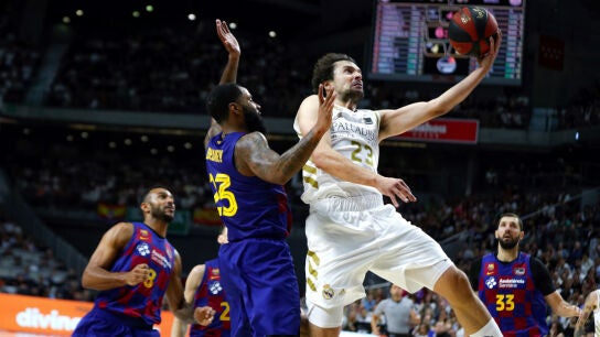 Sergio Llull entra a canasta ante Delamey
