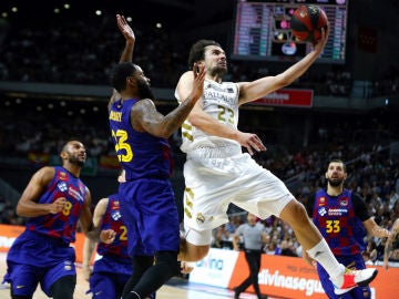 Sergio Llull entra a canasta ante Delamey Sergio Llull entra a canasta ante Delamey