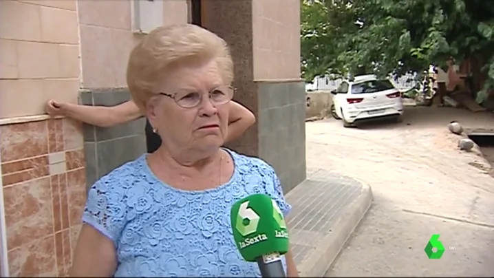 Imagen de una mujer que se ha quedado sin casa por las inundaciones