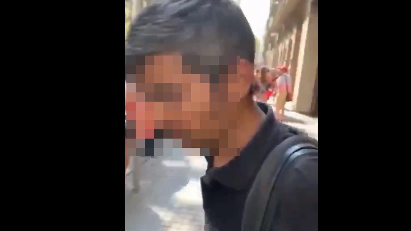 Un hombre reparte collejas en Barcelona Un hombre reparte collejas en Barcelona