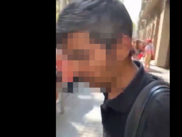 Un hombre reparte collejas en Barcelona Un hombre reparte collejas en Barcelona