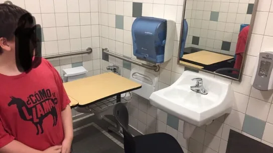 Imagen compartida por la madre del niño del pupitre y la silla que le habían puesto en el cuarto de baño. Imagen compartida por la madre del niño del pupitre y la silla que le habían puesto en el cuarto de baño.