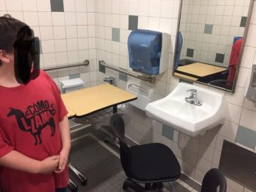 Imagen compartida por la madre del niño del pupitre y la silla que le habían puesto en el cuarto de baño. Imagen compartida por la madre del niño del pupitre y la silla que le habían puesto en el cuarto de baño.