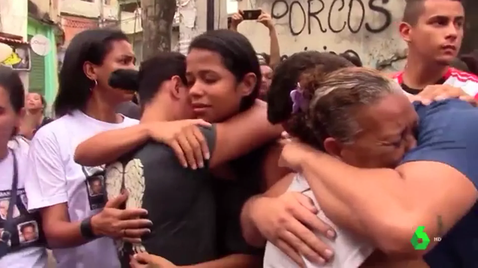 Imagen de familiares de la niña asesinada en Río de Janeiro