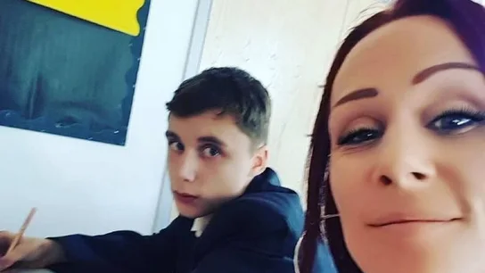 Imagen de la madre que se sentó junto a su hijo en clase para evitar que fuera grosero con los profesores Imagen de la madre que se sentó junto a su hijo en clase para evitar que fuera grosero con los profesores