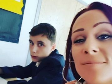Imagen de la madre que se sentó junto a su hijo en clase para evitar que fuera grosero con los profesores Imagen de la madre que se sentó junto a su hijo en clase para evitar que fuera grosero con los profesores
