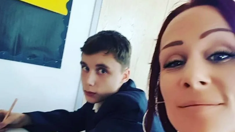 Imagen de la madre que se sentó junto a su hijo en clase para evitar que fuera grosero con los profesores