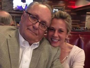 Natalie Coffey Bunting con su padre Natalie Coffey Bunting con su padre