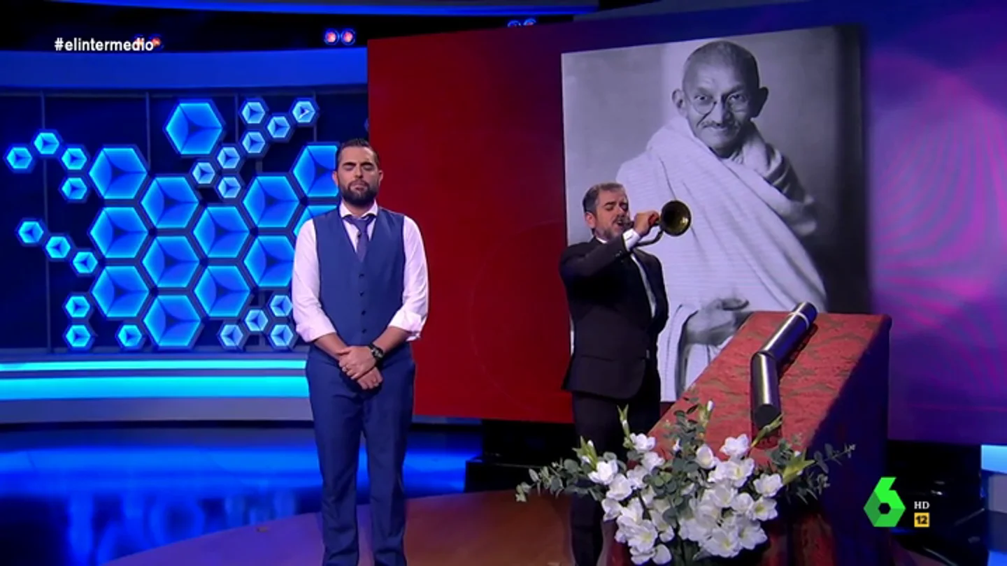 El homenaje de Dani Mateo al bolardo que dio la vida por la 'República catalana': "Prefirió morir de pie que vivir de rodillas" El homenaje de Dani Mateo al bolardo que dio la vida por la 'República catalana': "Prefirió morir de pie que vivir de rodillas" No todos los CDR son iguales, por eso Dani MAteo se ha querido fijar en los de Tarrasa. Un sector del independentismo en su afán de conmemorar cosas ha entrado en una fase "surrealista": "Se han cumplido dos años del registro policial a la sede de la empresa donde los días previos al referendum ilegal las fuerzas oficiales requisaron documentación para el 1 de octubre, moemntos en los que tumbaron con un vhículo un bolardo que impedia el acceso de los furgones policiales. El CDR de Tarrasa ha querido homenajear al pobre bolardo torturado y atropellado con un sencillo acto en el que han depositado unas flores, pero se les escapó un detalle: se equivocaron de bolardo. Según se comrobó posteriormente, los miembros del CDR no ohmenajearon al poste caído, sino al de al lado. "¿Qué pasa con la víctima, con ese mártir, con ese anónimo bolardo, que dió su vida por la República?", se ha preguntado Dani Mateo, que ha asegurado que en El Intermedio no se va a permitir que su memoria quede en el olvido. "Para enmendar el error ocmetido por los miembros del CDR, hoy homenajeamos al bolardo dque dió su vida en la jornada negra del 19 de septiembre del 2017", ha señalado Dani al lado del bolardo, de cuerpo presente. "Qué injusticia. Qué maltrato. El bolardo caído a manos de los Mossos d'Esquadra deja una bolarda viuda y tres bolarditos huérfanos. Nunca tuvo problemas con nadie, a penas un par de roces y abolladuras con algñun utilitairo, sólo por ejercer su trabajo", ha reiterado Dani Mateo, que ha asegurado que "hoy despedimos a un héroe anónimo, a un servidor público: un bolardo que prefirió morir de pie a vivir de rodillas".