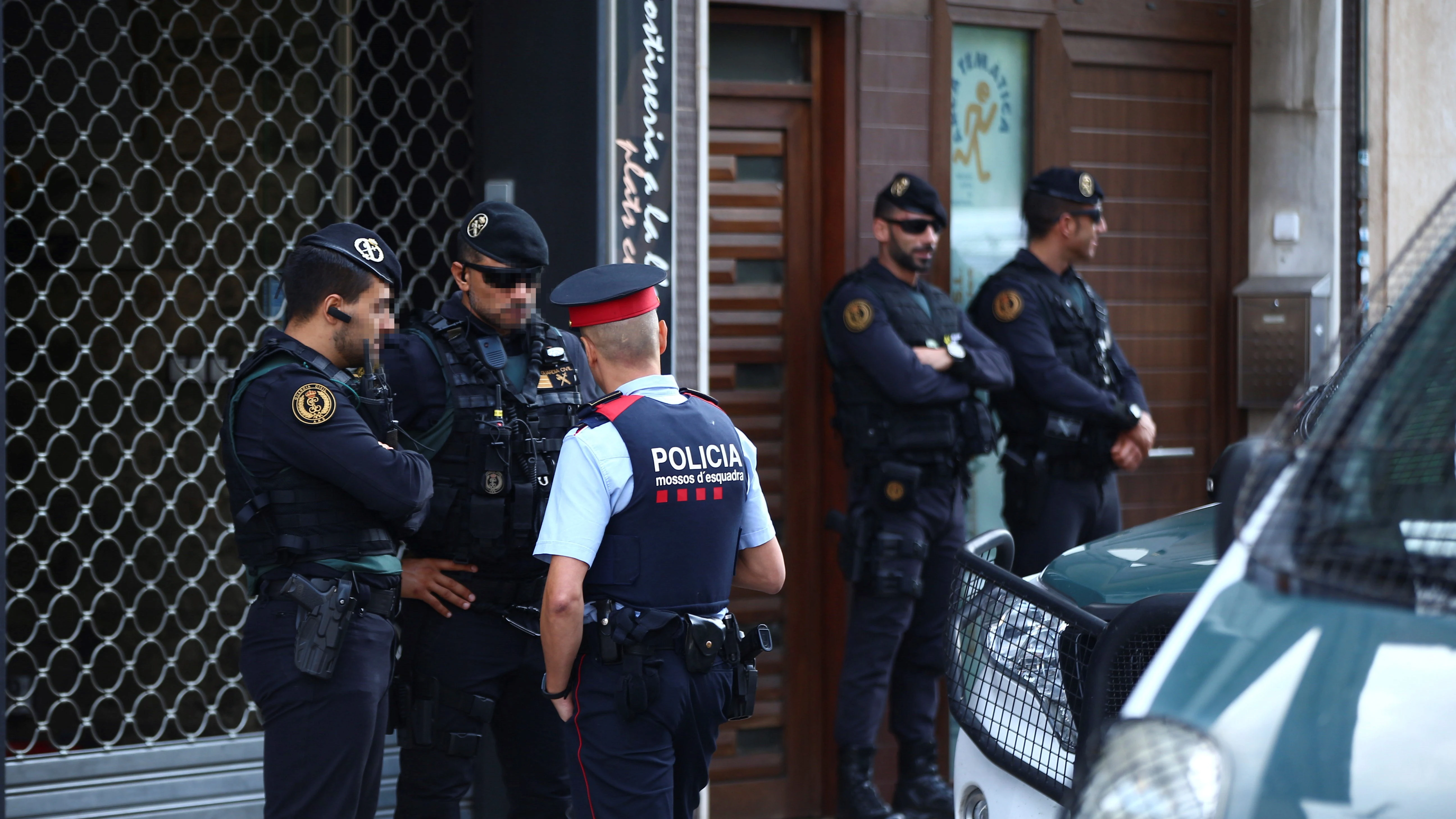 Agentes de la Guardia Civil durante el registro de un domicilio en Sabadel en el marco de la operación dirigida por la Audiencia Nacional.