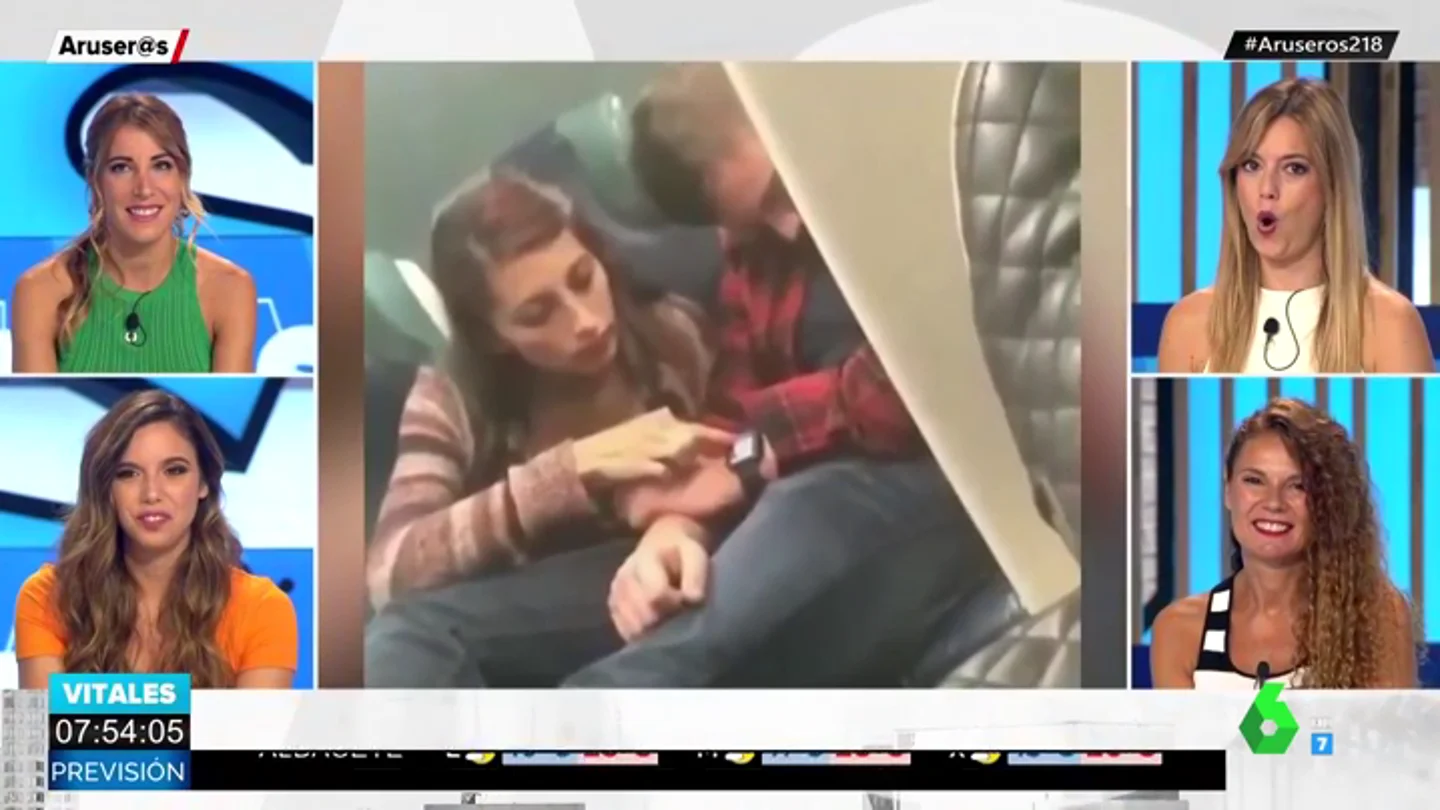 Graban a una chica espiando el teléfono móvil de su novio mientras duerme en el tren Graban a una chica espiando el teléfono móvil de su novio mientras duerme en el tren