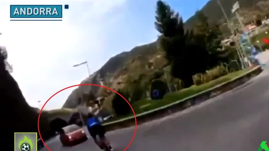 Un ciclista se mete a una rotonda por el lado contrario Un ciclista se mete a una rotonda por el lado contrario