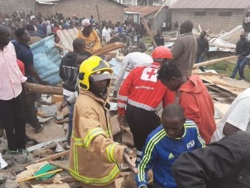 Los equipos de rescate trabajan en la zona del derrumbe de la escuela Los equipos de rescate trabajan en la zona del derrumbe de la escuela