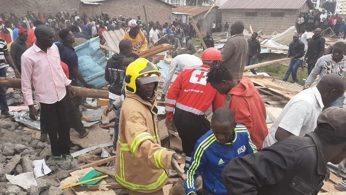 Los equipos de rescate trabajan en la zona del derrumbe de la escuela