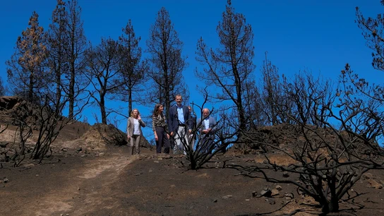 Los reyes Felipe y Letizia, junto con Nadia Calviño, visitan las principales zonas afectadas por los incendios de agosto. Los reyes Felipe y Letizia, junto con Nadia Calviño, visitan las principales zonas afectadas por los incendios de agosto.