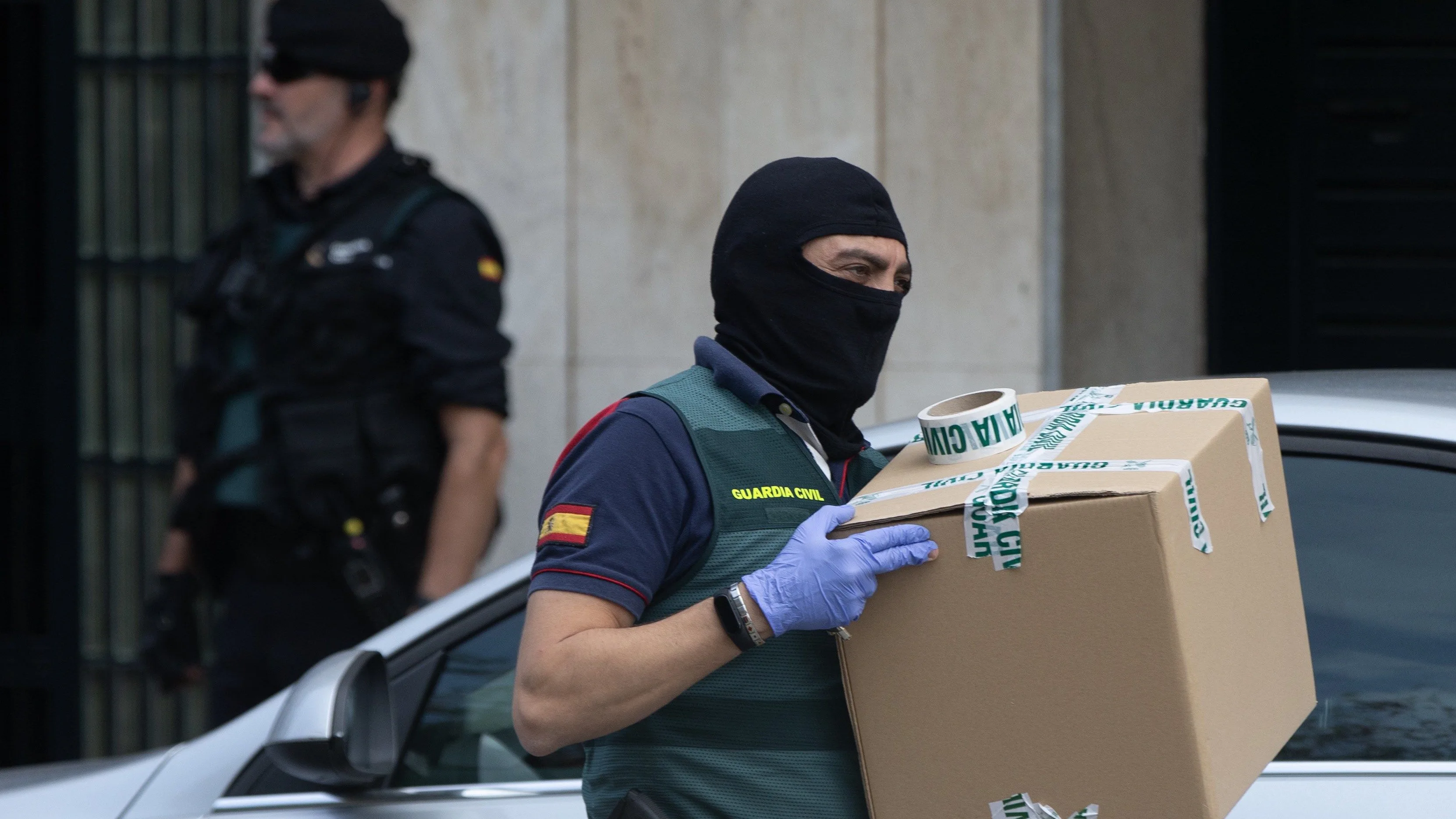 Agentes de la Guardia Civil durante el registro de un domicilio en Sabadell en una operación contra los CDR