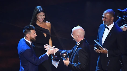Infantino entrega a Messi el premio The Best Infantino entrega a Messi el premio The Best