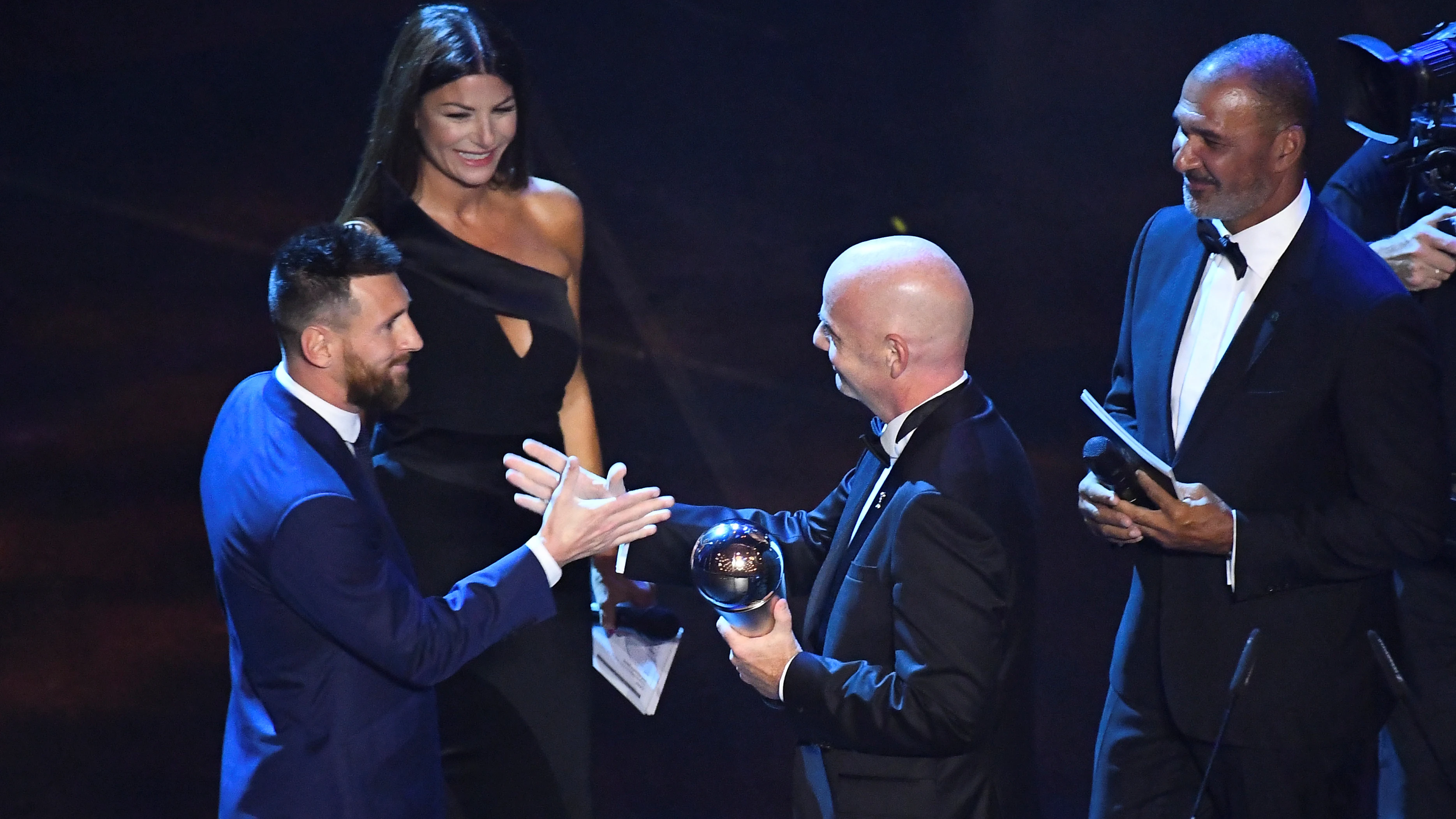 Infantino entrega a Messi el premio The Best